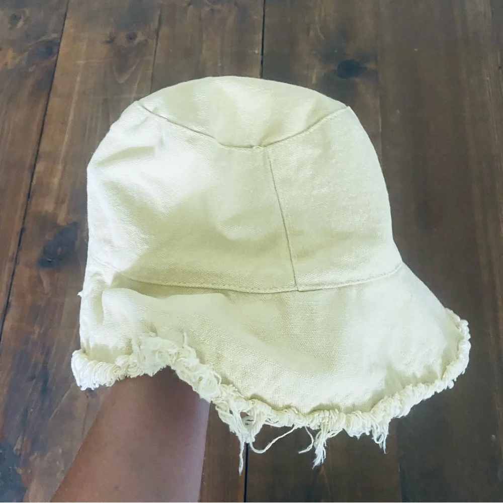 Yellow/cream frayed bucket hat